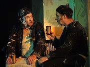 Два гробокопа — народный артист Украины Георгий Делиев и артист Александр Постоленко