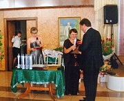 На вечере чествования лауреатов конкурса «Вечерней Одессы» «Люди дела» памяти Б.Ф.Деревянко. Символ конкурса — статуэтку «Садовника» Юрию Бузько вручает редактор Л. Бурчо