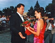 Праздник выпускников на центральной площади в Ильичевске. Ю.Бузько вручает награду «золотой» медалистке