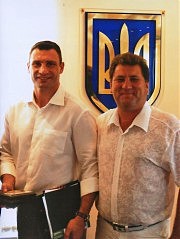 Во время визита знаменитого украинца в Ильичевск. Не много людей, которые рядом с Виталием Кличко не выглядят низкорослыми…