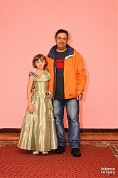 Скромный ливанский парень Марван Карбаж не смог устоять от соблазна сфотографироваться с пятиклассницей Людочкой. Фото Сергея Дубенко