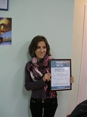 Валентина Беженарь с сертификатом Фонда поддержки граждан Одессы