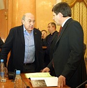 Автор проекта памятника Георгий Франгулян обсуждает с городским головой Алексеем Костусевым вопросы установки памятника