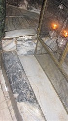 Сюда, в ясли, Божья Матерь положила новорожденного Иисуса