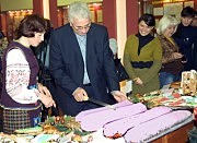 Хайнс Бай угощает дрезденским штолленом