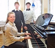 Победители-пианисты (справа налево): 1-е место — Штырбул Валентин, Ильичевск; 2-е — Деревянский Георгий, ДМШ № 13; 3-е — Тоткалова Саша, Херсон, ДМШ № 54