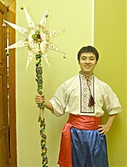 Китаец Сюэ Дзинь Юань с удовольствием танцует и поет в ансамбле ОГНУ «Джерело»