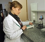 Магистр химии, студентка 5-го курса Марианна Манастырлиу в новой магистерской лаборатории