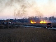 Пламя возле Лодочной станции подбиралось к газовой трубе