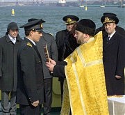 Отец Борис, настоятель храма Св. Александра Невского, вручает икону Св. Николая Угодника капитану буксира Алексею Губенко