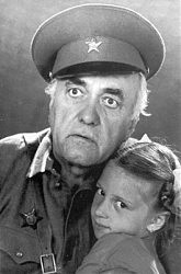 В роли Сергея Котова в спектакле «Утомленные солнцем»