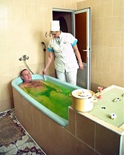 Среди множества лечебных процедур —  разнообразные лечебные ванны