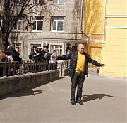 Георгий Франгулян показывает место, где будет установлен памятник