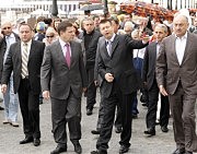 Владимир Рондин демонстрирует городскому голове Алексею Костусеву новую набережную