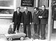 Сотрудники лаборатории топливных элементов Одесского национального университета им. И. И. Мечникова — А. Й. Коцеруба, В. А. Преснов, А. П. Ютров и А. М. Трунов возле автомобиля на топливных элементах, за рулем которого Вика Преснова