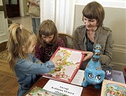 «Горьковка» высоко держит свиток книжный!