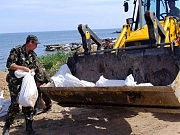 Военнослужащие оказали в расчистке пляжей существенную помощь