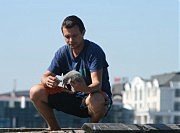 Орнитолог Радько с птенцом чайки хохотуньи