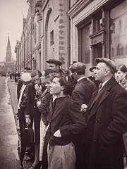 Так слушали объявление по радио о начале войны. Фото Е. Халдея