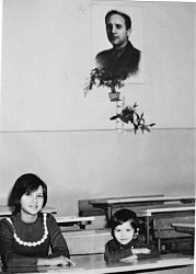 Марина и Наташа Добровольские в школе № 10 им. Г. Т. Добровольского, Одесса, ноябрь 1971 г.
