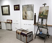 Экспозиция А. Кадзевич украшена предметами старого