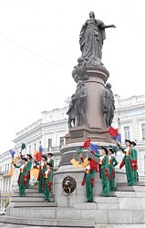 почетный караул у памятника Екатерине II приветствует одесситов и гостей города