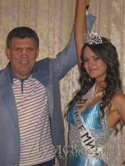 На фото с сайта «Думская. net»: президент юракадемии Сергей Кивалов, конечно, гордится своей студенткой