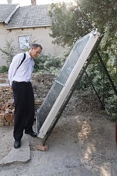 Посол Великобритании в Украине Ли Тернер с интересом изучает солнечный конвектор, созданный умельцами общественной экологической организации «Возрождение» Татарбунарского района