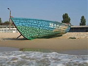 ...Но почему-то раскраска лодки на фото внизу упорно напоминает о потрескавшейся земле — бывшем дне высохшего водоема...