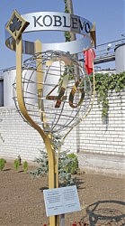 Памятный знак в виде бокала, установленный на 46-й широте, соединяющей Коблево и Божоле