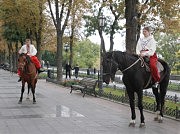 Юные конники на аллеях бульвара