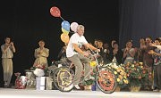«Круг почета» по сцене на подаренном велосипеде