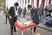 Костюмированные персонажи для наглядности распилили пирог «Одесса»