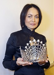 Президент Национального комитета конкурса красоты «Мисс Одесса — Мисс Украина-Юг» Татьяна Савченко демонстрирует переходящую корону победительницы