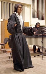  Рой Эспиноза (баритон) исполняет арию «Забвение» Кристиана Орозко в сопровождении автора