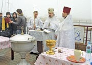 Отец Павел (Нецветаев), настоятель Свято-Николаевского храма, проводит обряд освящения воды