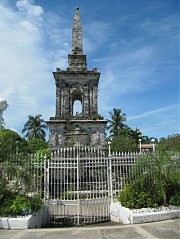 В 1868 году на месте гибели Магеллана был установлен этот памятник