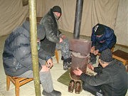 Люди греются у печки