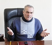  Владимир Пономарев объясняет сложившуюся ситуацию представителям правоохранительных органов и прессы