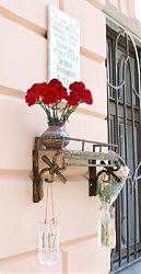 Обновленная мемориальная доска Л. Утесову сияет золотыми буквами и поражает эксклюзивными вазончиками для цветов