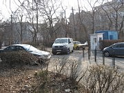 Эти автомобили у стадиона попали сюда через парк