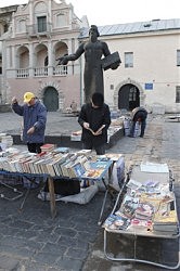 Памятник первопечатнику Ивану Федорову отлично уживается с уличными букинистами
