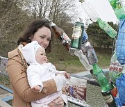  Семимесячная Маша Герула с интересом разглядывает странное сооружение, с которым, когда она вырастет, ей, надеемся, не придется встречаться