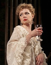 Мать Люси, Элеонора — актриса Светлана Горчинская