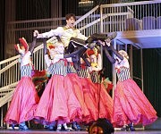 Не обошлось и без зажигательного канкана!