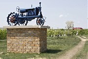 Старый трактор встречает при въезде в Фрумушику