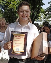 Победитель городского конкурса «Пушкинская лира» в номинации «Чтецы» ученик 7-го класса школы № 27 Давид Дудучава