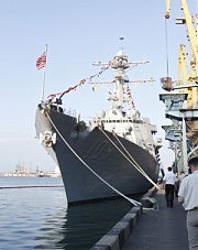 Эсминец ВМС США «Джейсон Данем» у причала порта