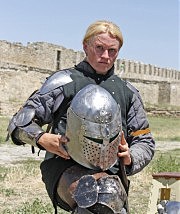 И представительницы «слабого пола» на общих основаниях участвуют в рыцарских боях. Анастасия Волошина, представительница Киевского фехтовального клуба, готовится выйти на бой