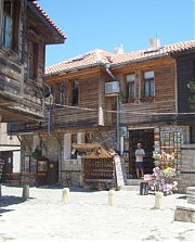 Несебр. Плотно прижавшиеся друг к другу просторные деревянные дома на массивном каменном основании выстояли в бурях всех эпох